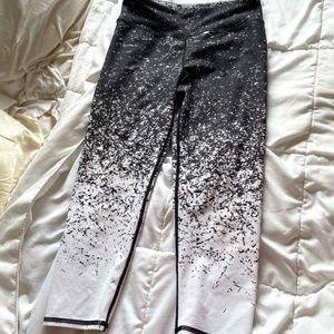 Women's white/black ombré workout legging; size M